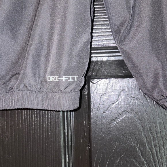 Nike Kids Black Lightweight Jacket - Picture 6 of 9